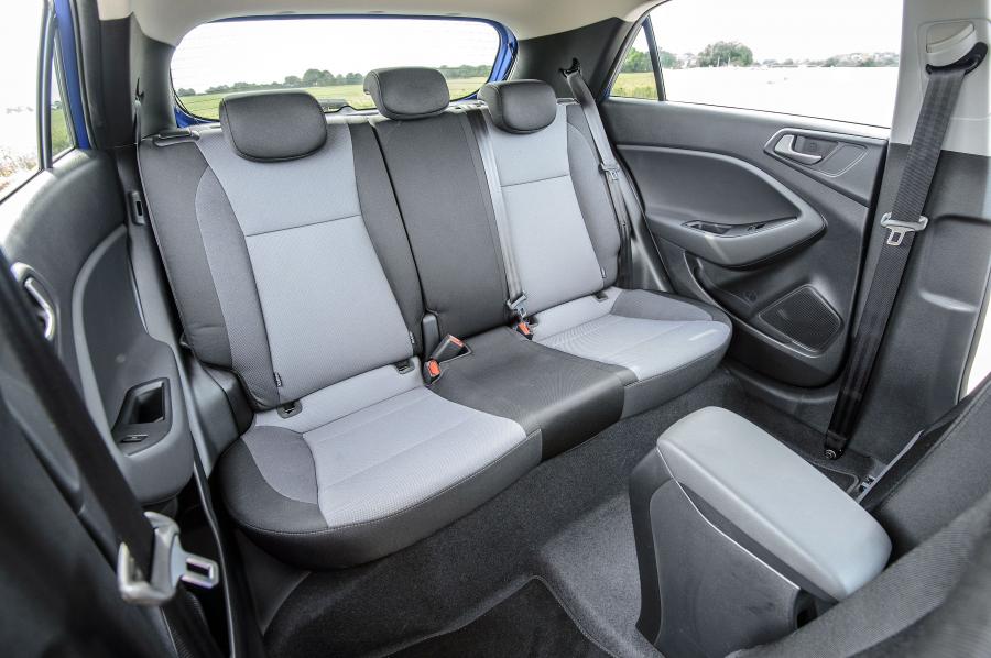 Интерьер Hyundai i20 (IB) 2018 года  (UK) (фото 12 из 40)